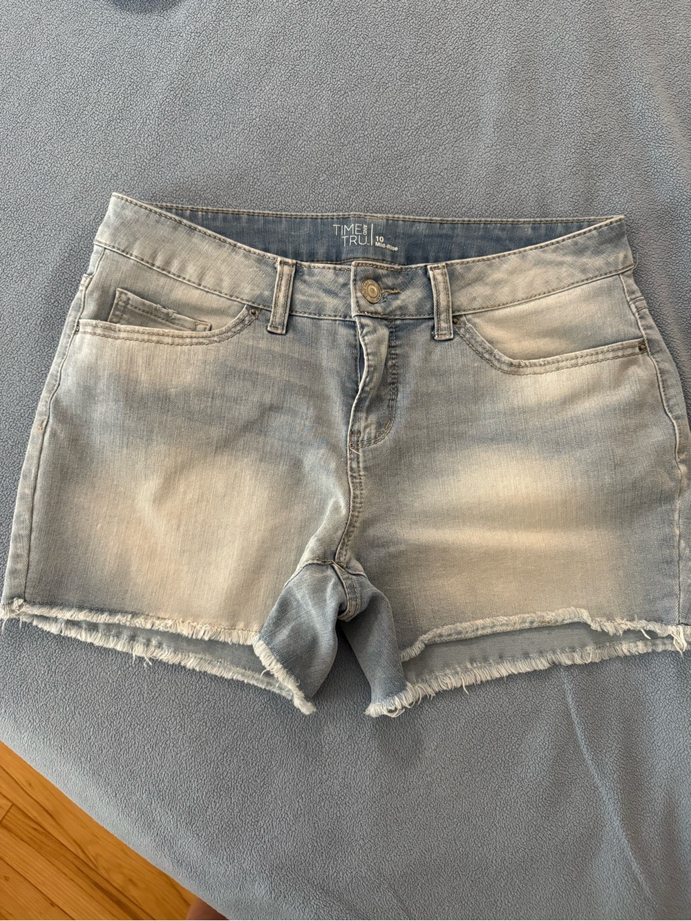 Time and Tru Light Wash Denim Women's Shorts